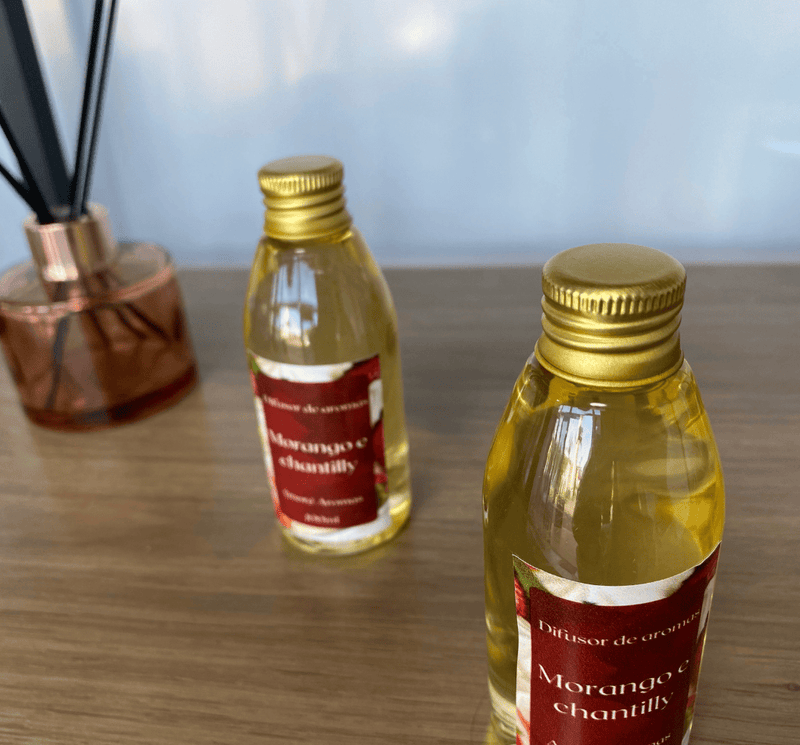 Refil de Difusor de Ambientes Morango e Chantilly 100 ml + 5 Varetas Grátis